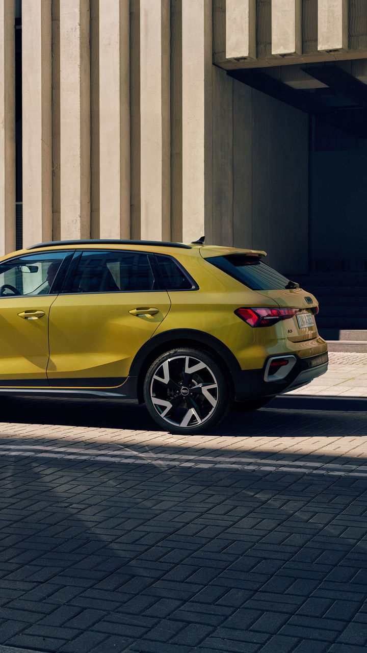 Frau geht zu ihrem gelben Audi
