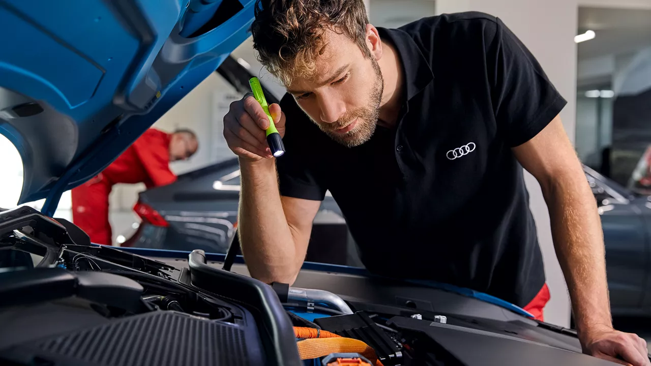 Mann schaut in Motorhaube