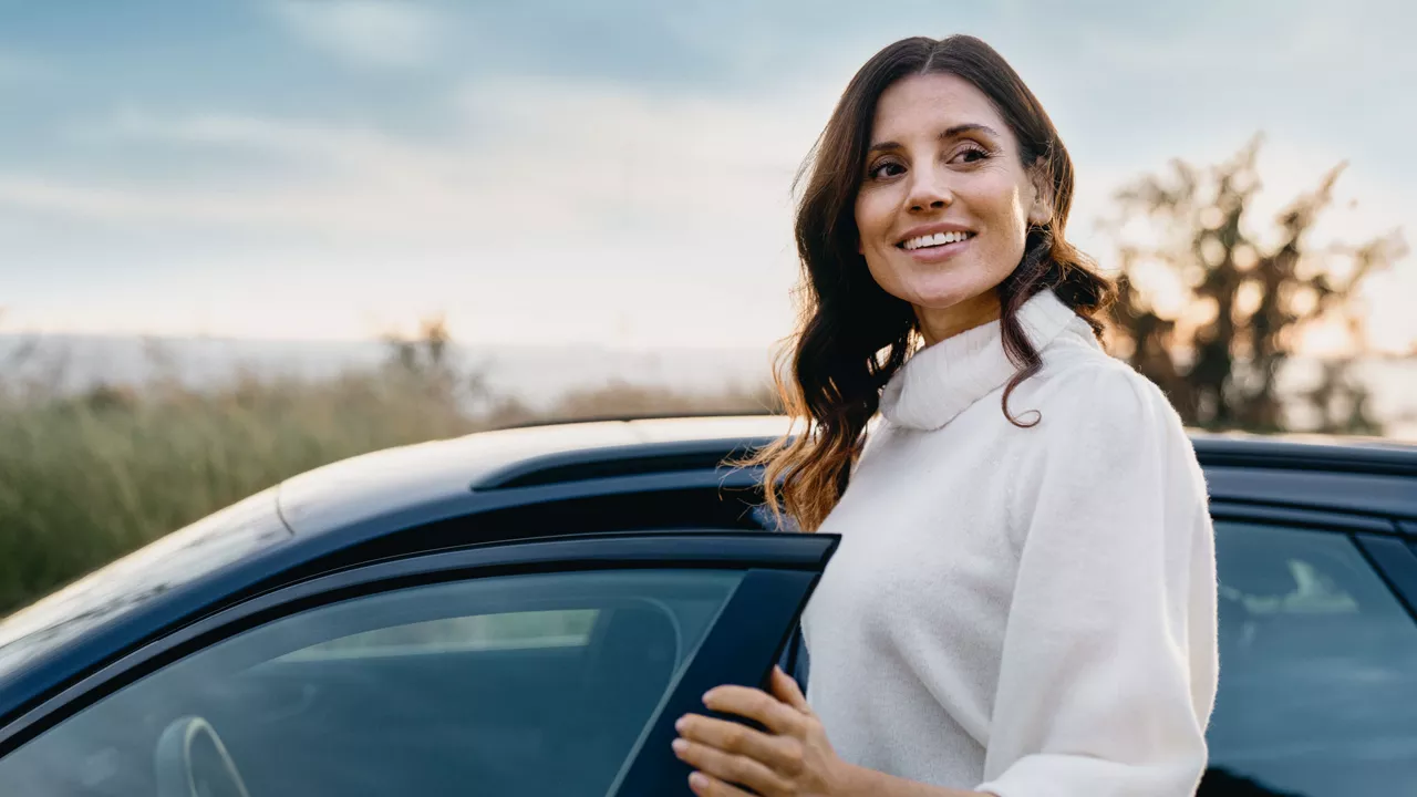 Eine Frau steigt in einen Audi