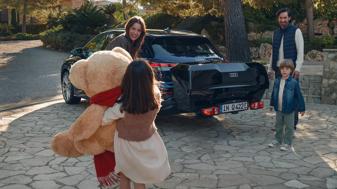 Familie vor einem Audi