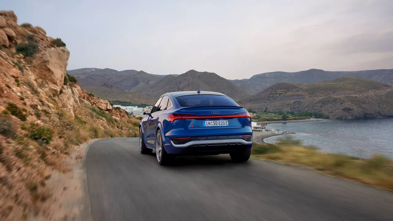 Ein blauer Audi fährt auf einer Straße
