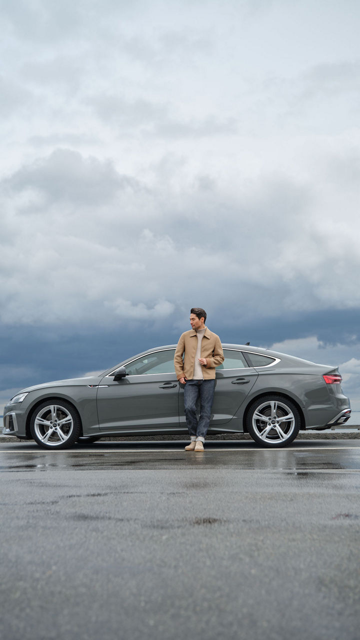 Ein Mann steht vor einem Audi
