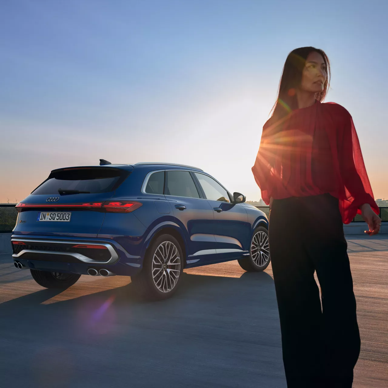 Eine Frau sitzt in einem Audi