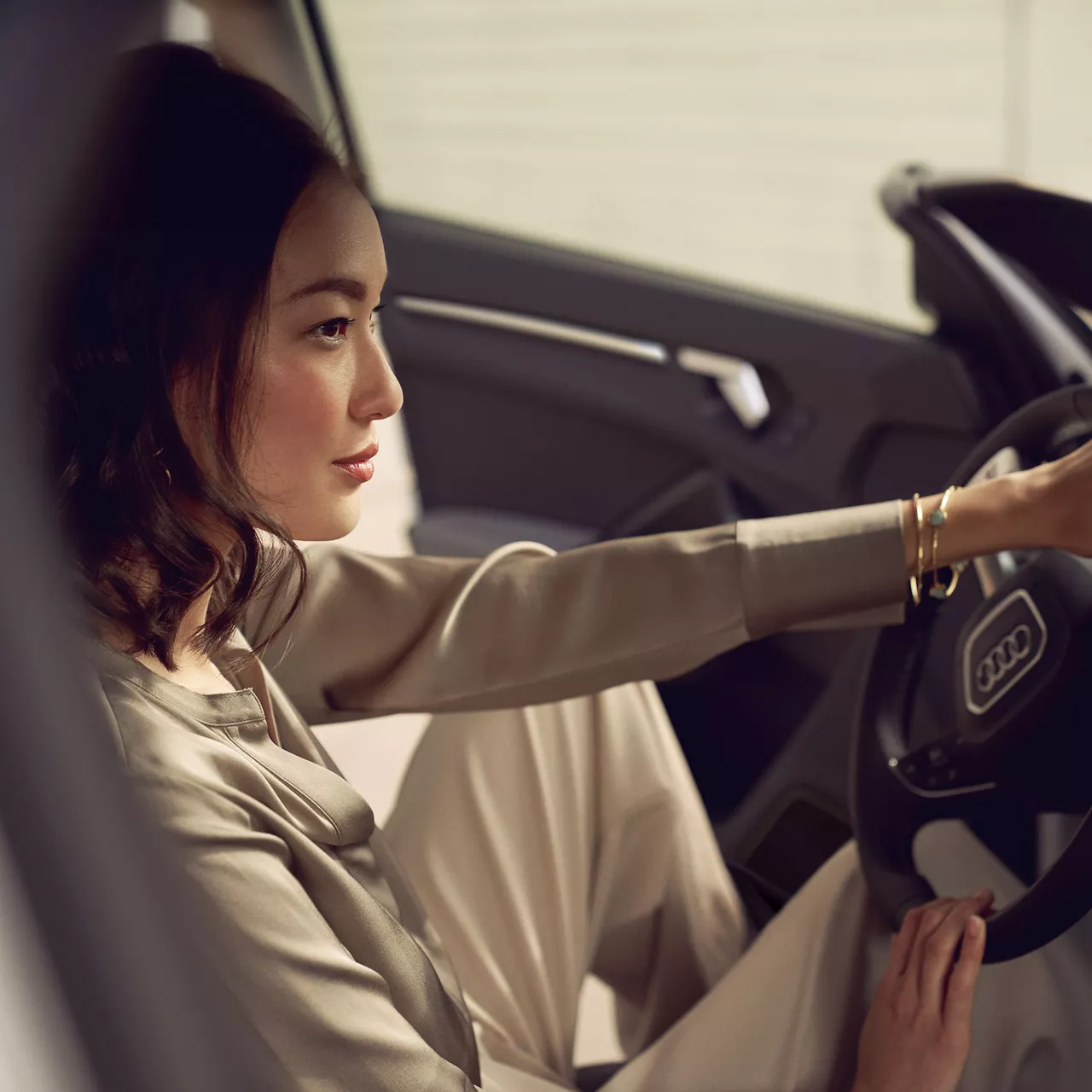 Eine Frau sitzt in einem Audi