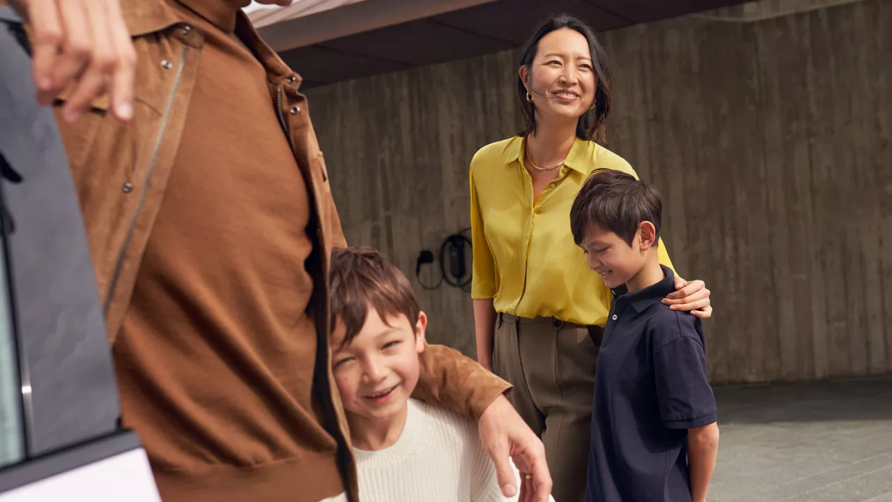 Familie lächelt in die Kamera