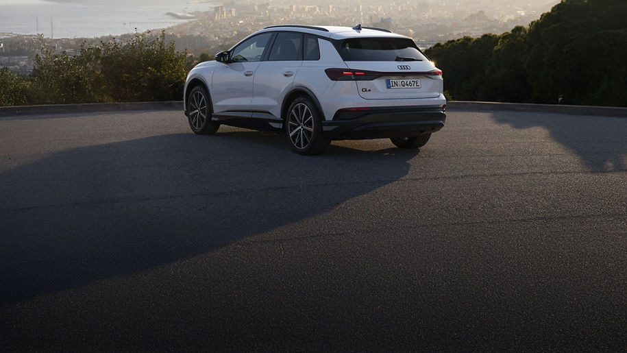 Q4 e-tron auf verschneiter Straße.