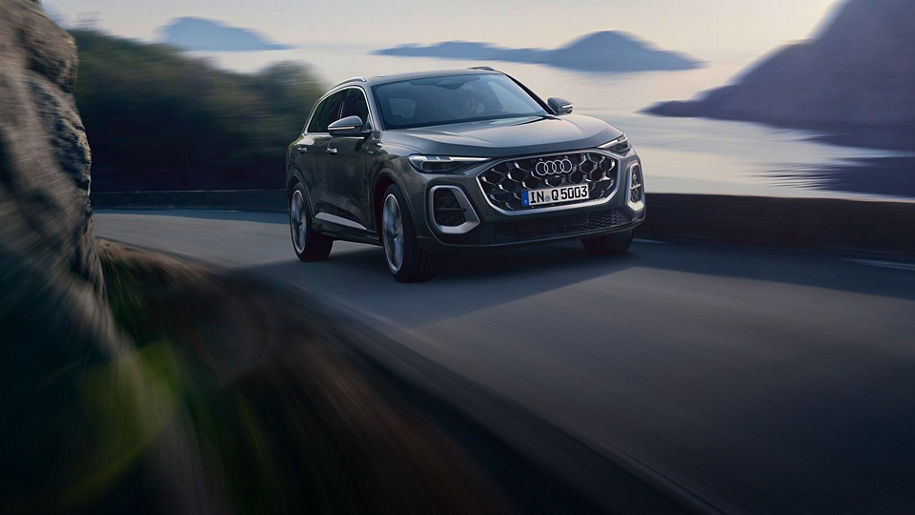 Junge Frau neben dem Audi Q5 SUV