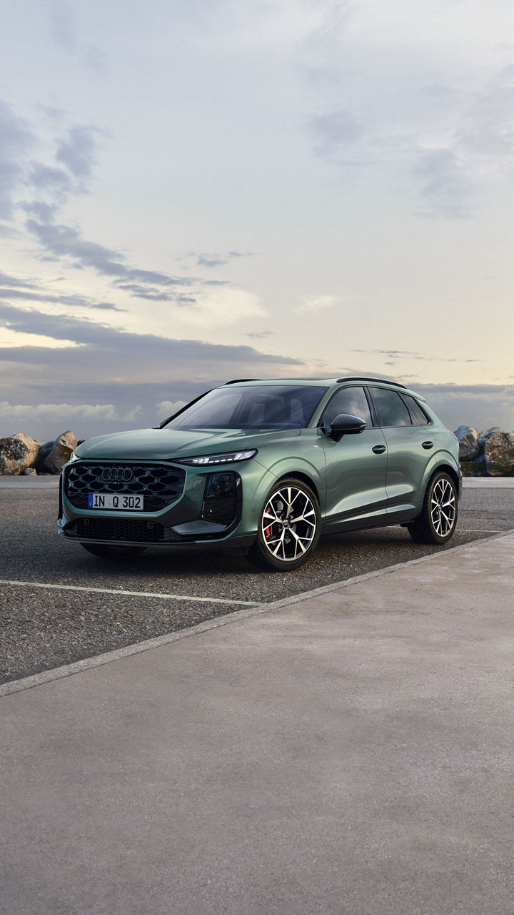 Der neue Audi Q3 SUV auf einem Parkdeck in abendlicher Lichtstimmung.