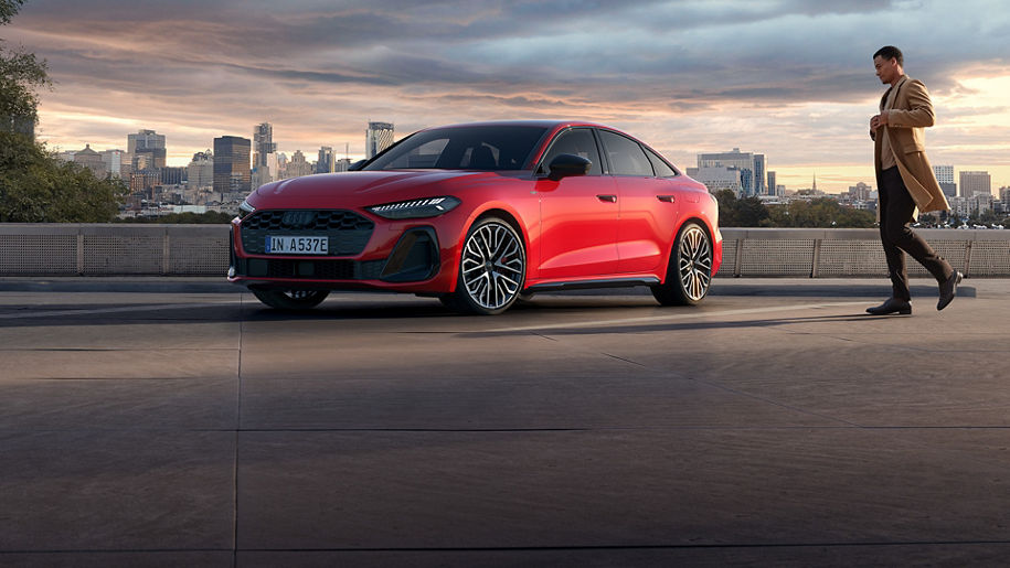 Mann neben kupferfarbenem Audi S5 mit exclusive Lackierung.