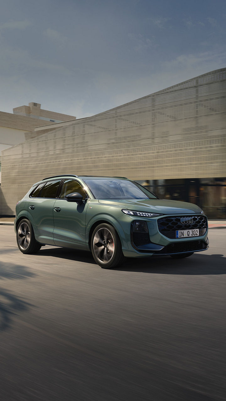 Der neue Audi Q3 SUV auf einem Parkdeck in abendlicher Lichtstimmung.