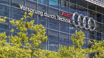 Ansicht der Glasfassade des Audi Hauptniederlassung in Ingolstadt mit großem Audi Logo