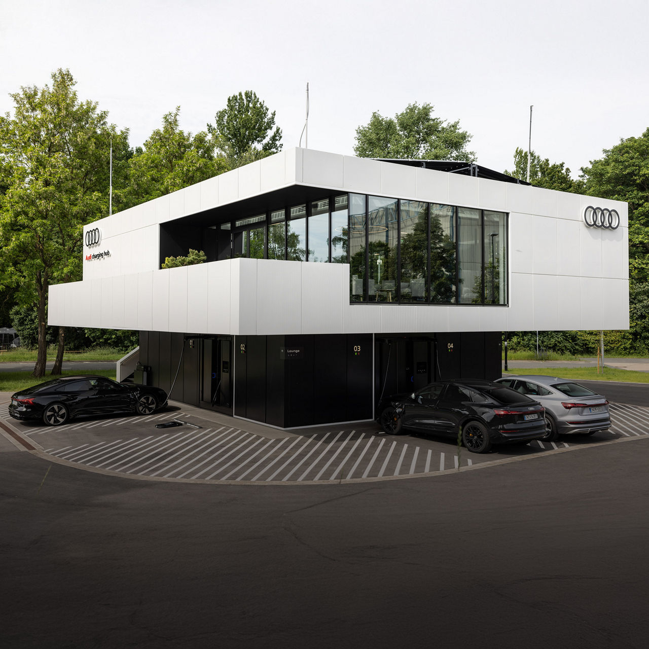 Audi charging hub Gebäude mit Audis davor