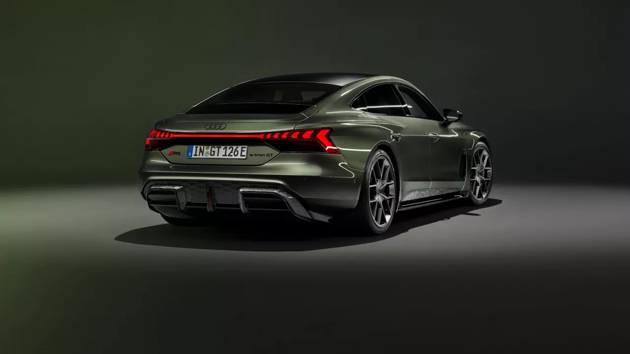 Heckansicht des Audi RS e-tron GT performance. 