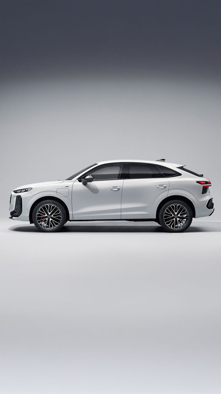 Valge Audi Q5 Sportback e-hybrid külgvaates stuudio pildistamisel