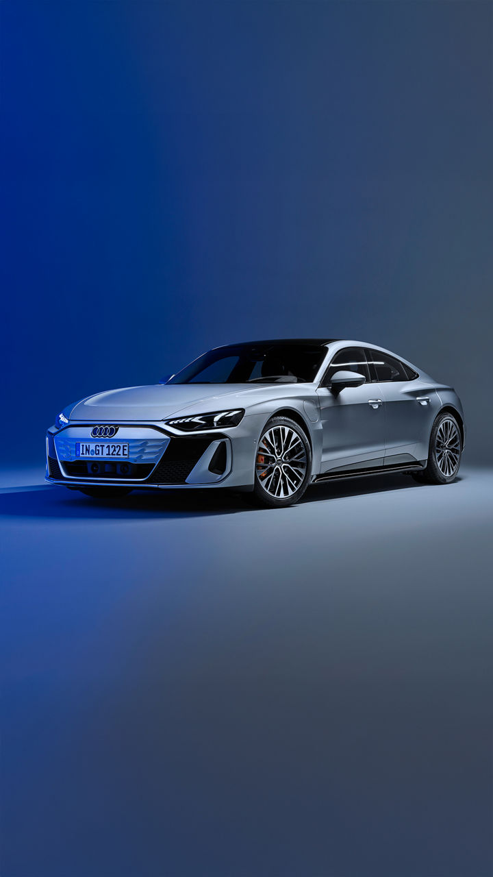 Audi e-tron GT eest vaates stuudio ruumis 