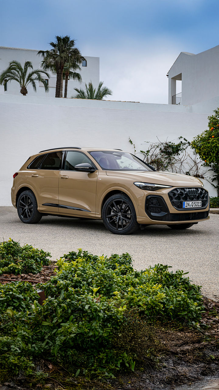 beež Audi Q5 SUV pargituna majaette eest nurgavaates