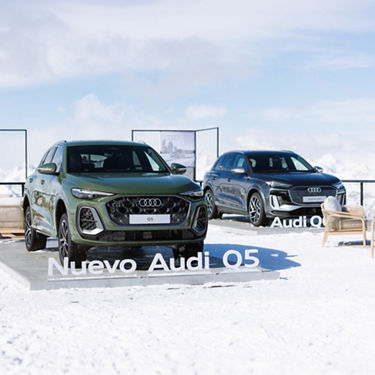 Foto del Audi Q5 y el Audi SQ6 e-tron delante del Moët Winter Lounge Club de Baqueira Beret.