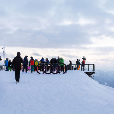 Foto de los esquiadores en la e-tron ski night.