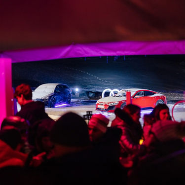Foto de los esquiadores en la e-tron ski night.
