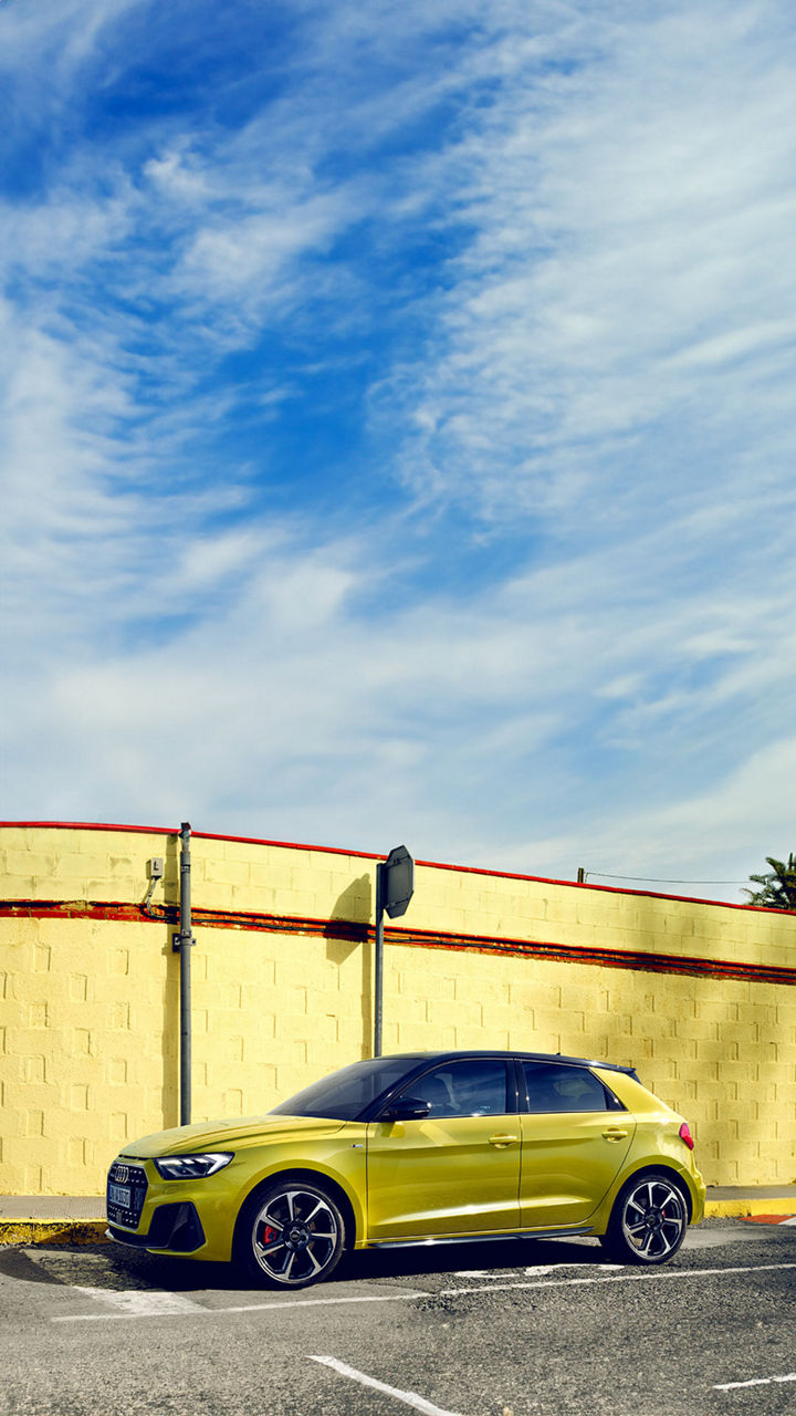 Foto de un Audi compacto urbano de tipo hatchback.