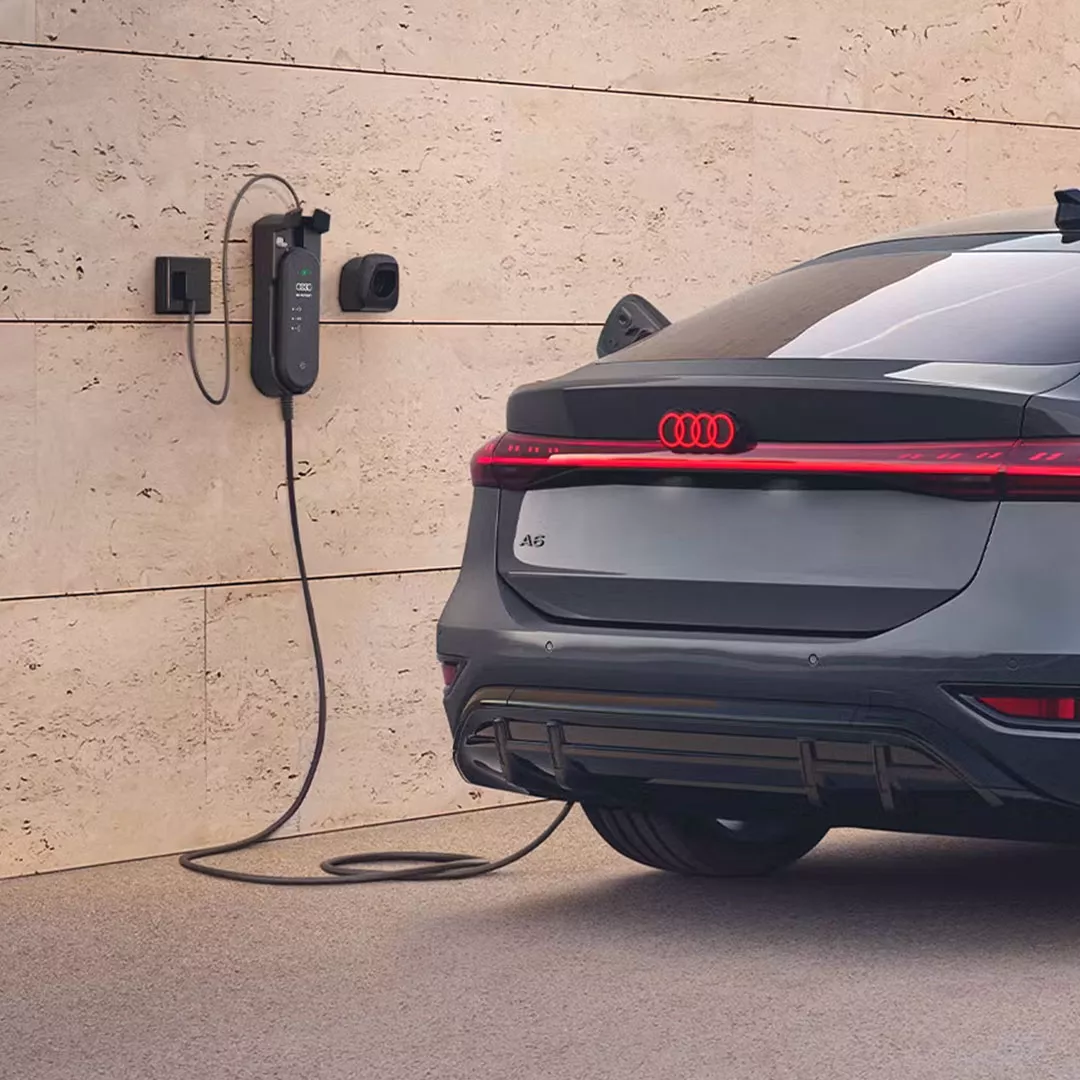 Foto de la carga eléctrica en casa y las ventajas de Audi Home Charging. 
