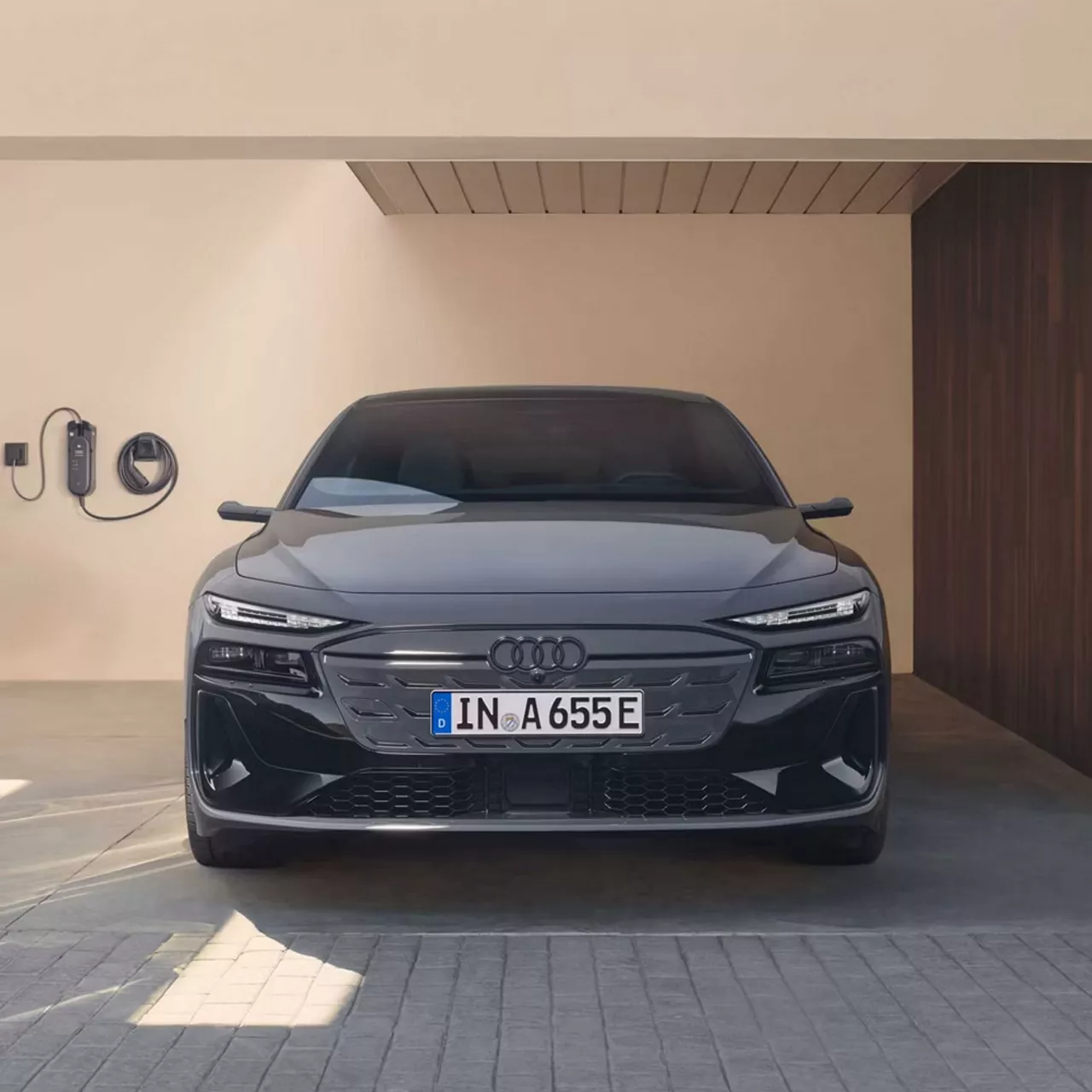Foto de la carga en casa de un vehículo eléctrico Audi. 