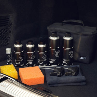 Foto de un kit de productos de invierno de Audi que incluye anticongelante, descongelante rasqueta y abrillantador.