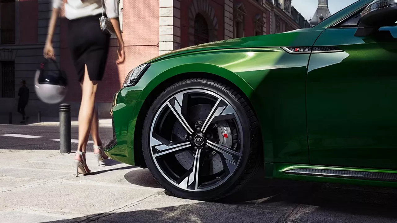 Foto de un cambio de neumáticos de un Audi. 
