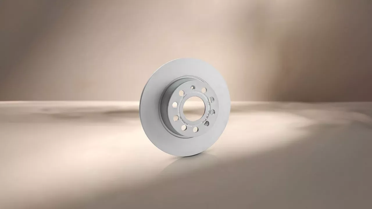 Foto de un cambio de pastillas y discos de frenos de un Audi. 