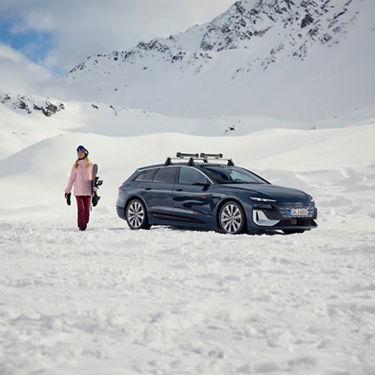 Foto de un soporte portaesquís y porta tablas de snowboard de Audi.