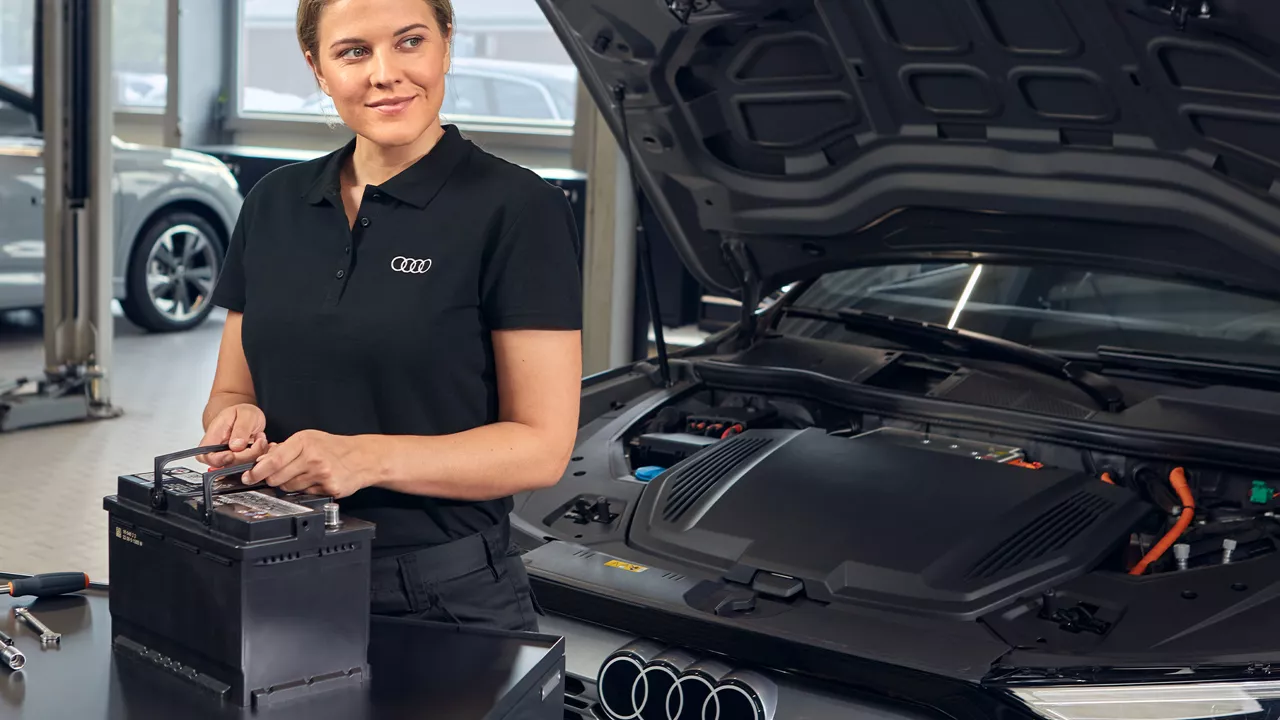 Foto de un cambio de bateria de un Audi. 