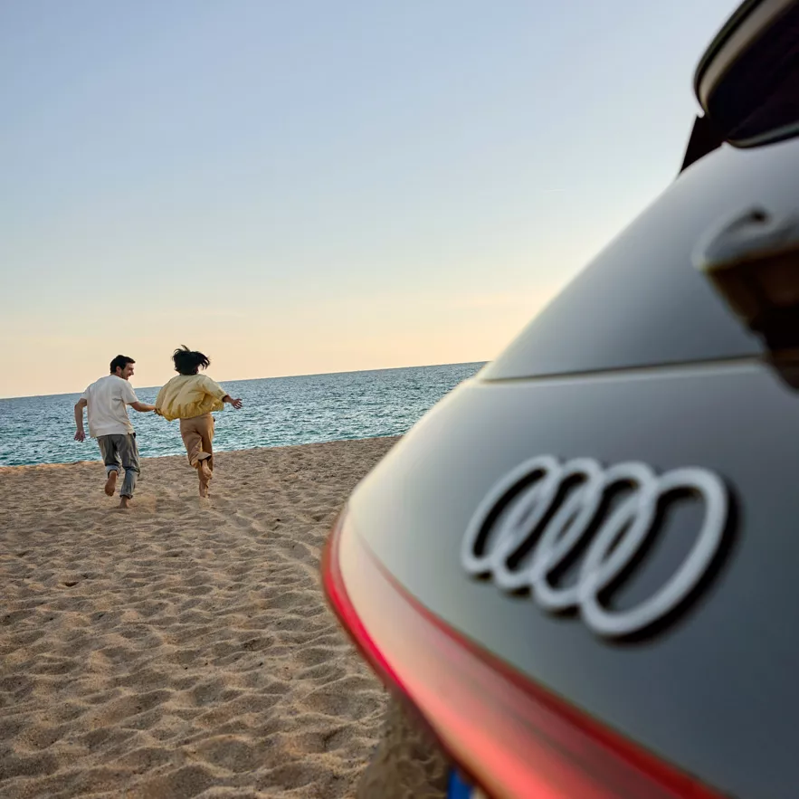 Audi pysäköitynä hiekkarannalle