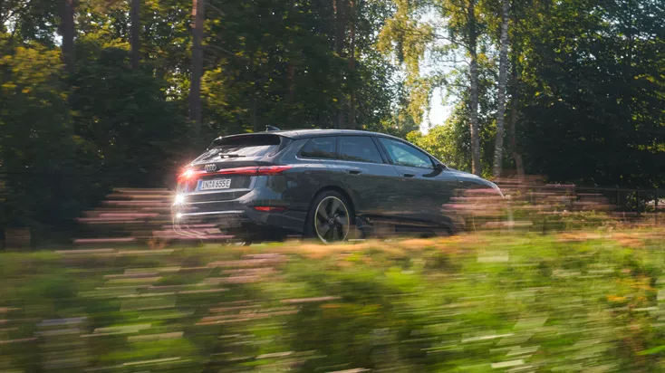 Uusi A6 Avant e-tron ajokuva takaa