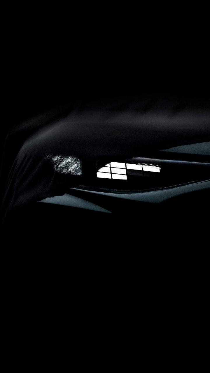 Uusi Audi Q3 hupun alla, etuvalo näkyvissä