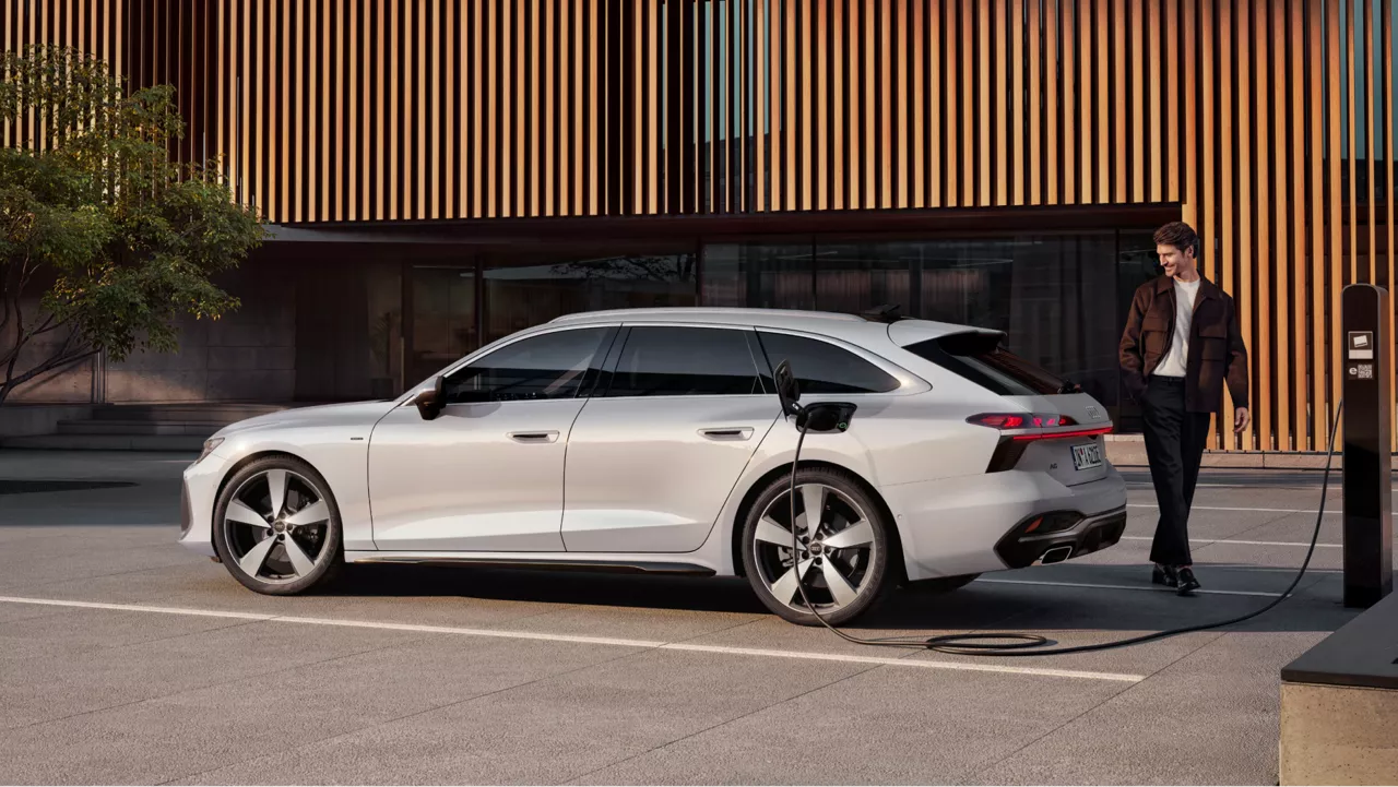 A6 Avant e-hybrid steht an Ladestation und