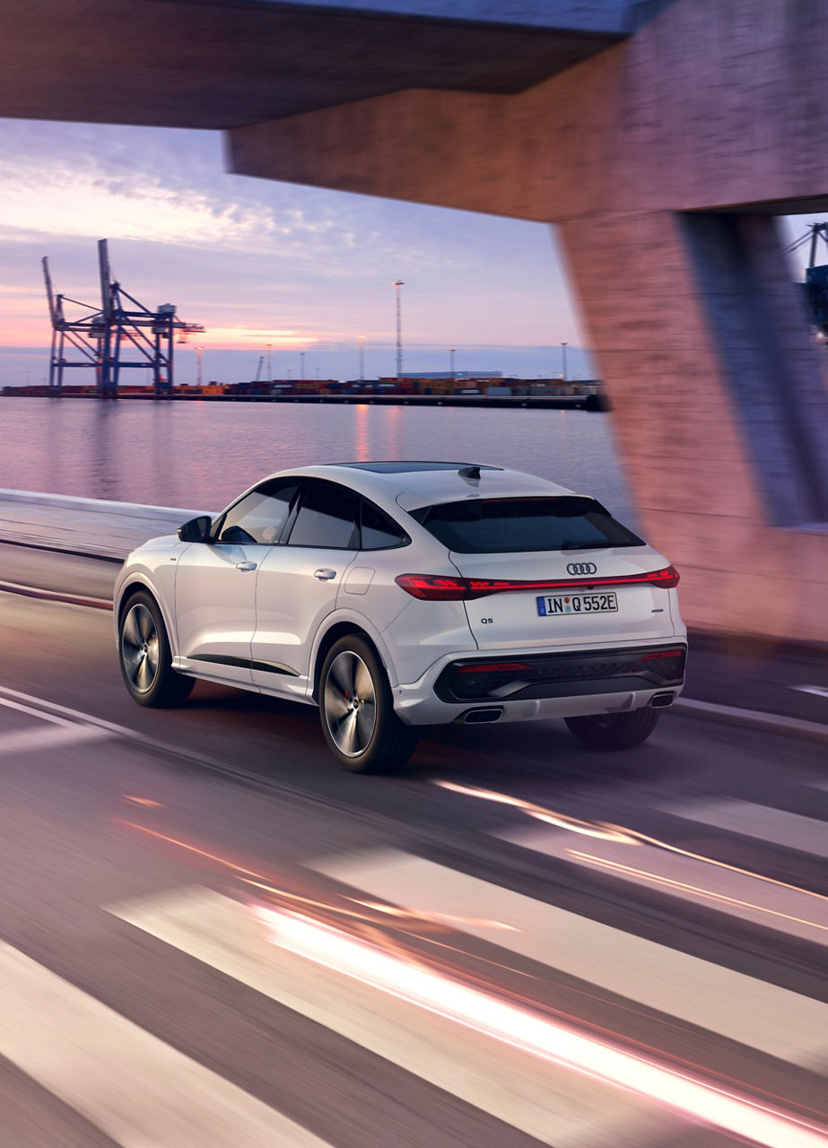 Conduite maitrisée : la transmission intégrale quattro garantit une motricité optimale. La suspension pneumatique adaptative S, elle, s’adapte automatiquement à votre style de conduite pour un confort inégalé.