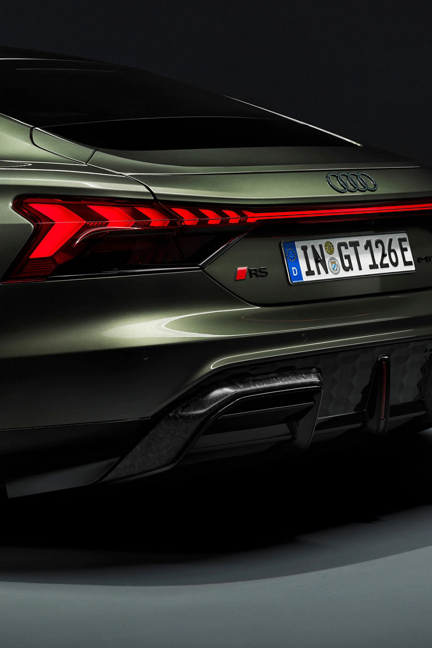 Les pièces fonctionnelles et esthétiques situées à l'arrière de la Nouvelle Audi RS e-tron GT performance¹, appelées « ponts diffuseurs », sont recouvertes d'une couche de camouflage en carbone mat.