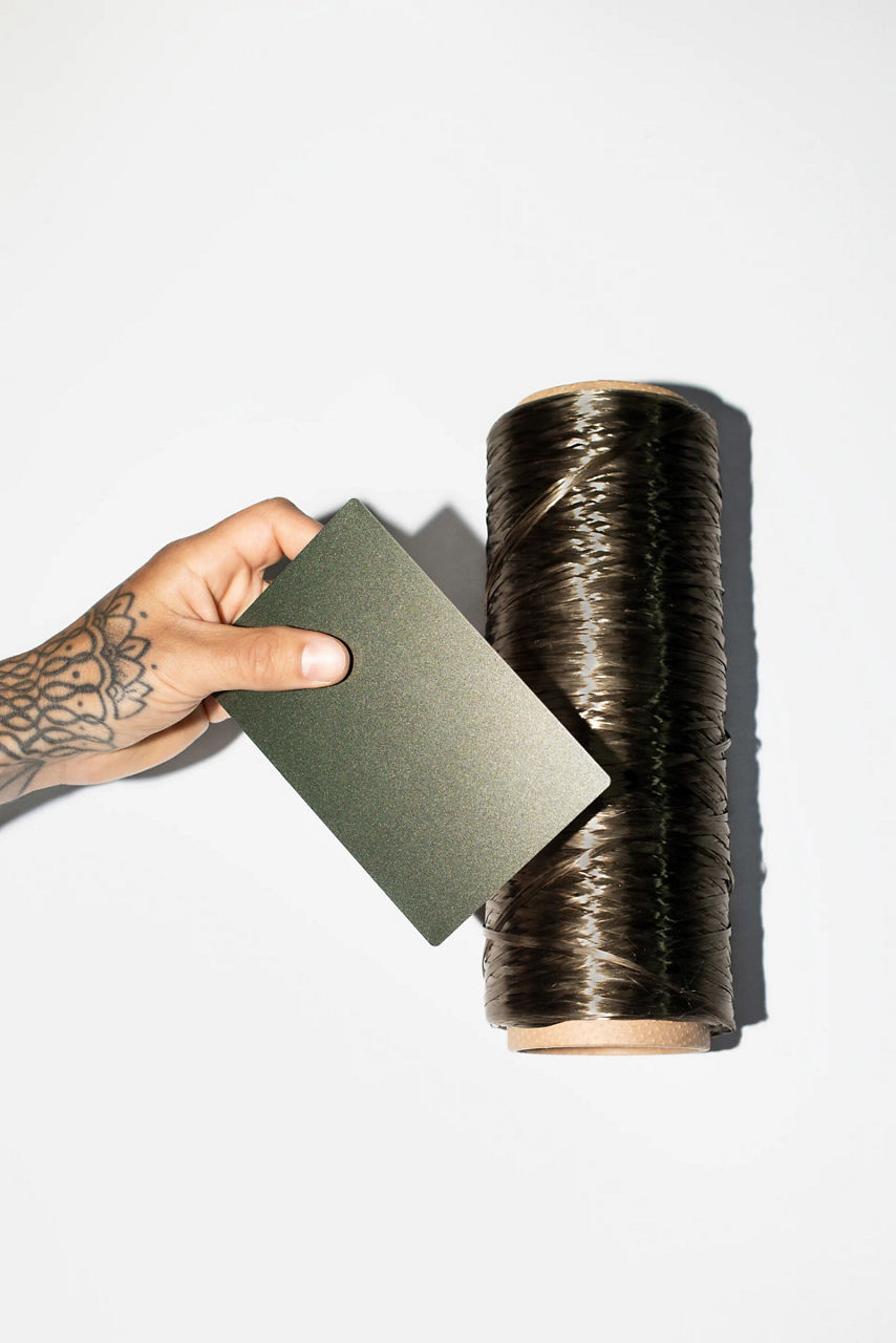 Ce rouleau de fibre de basalte a déclenché tout le processus de création. Au départ, un petit nuancier suffit pour vous aider à imaginer une peinture sur le véhicule.