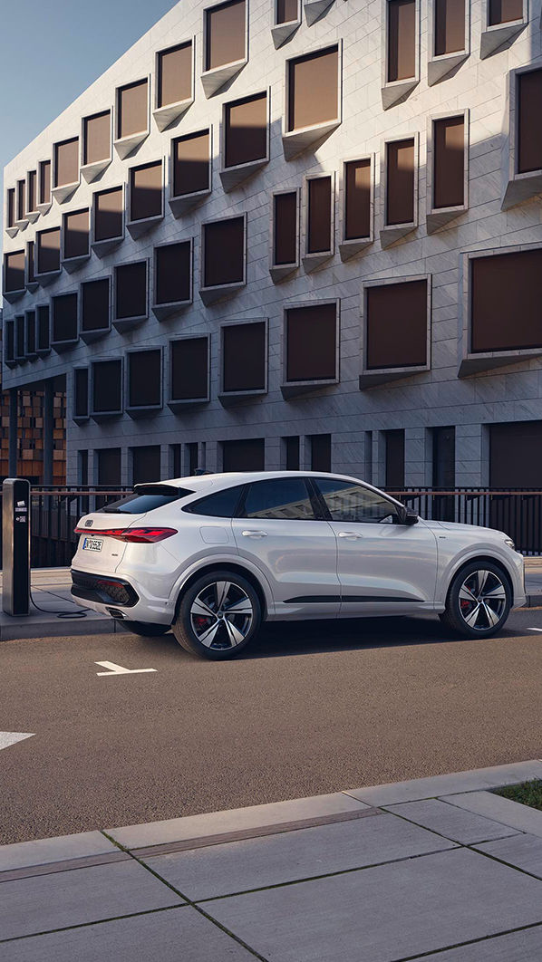 Vista laterale di q5 sportback e-hybrid