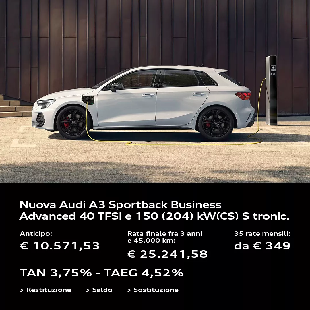 A3 Sportback TFSI e  bianca parcheggiata e collegata a una colonnina di ricarica elettrica