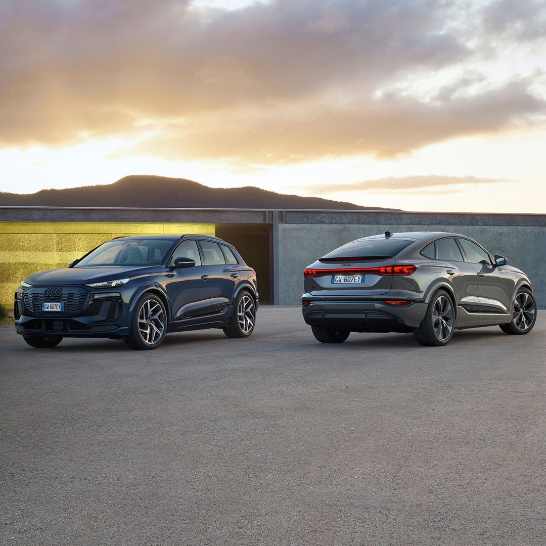 Vista di un'Audi Q4 e-tron e Q8 e-tron della Gamma Business in fase di ricarica.