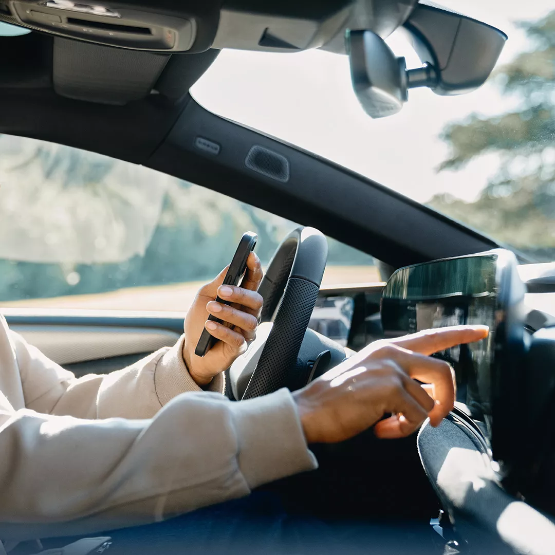 persona che legge le informazioni più importanti della sua vettura Audi tramite l'app myAudi