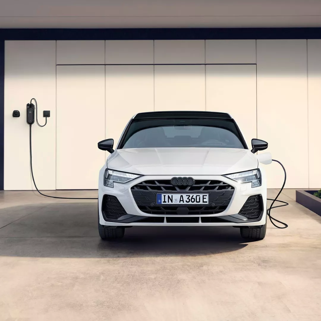Audi A3 TFSI e in ricarica, collegata a una wallbox domestica