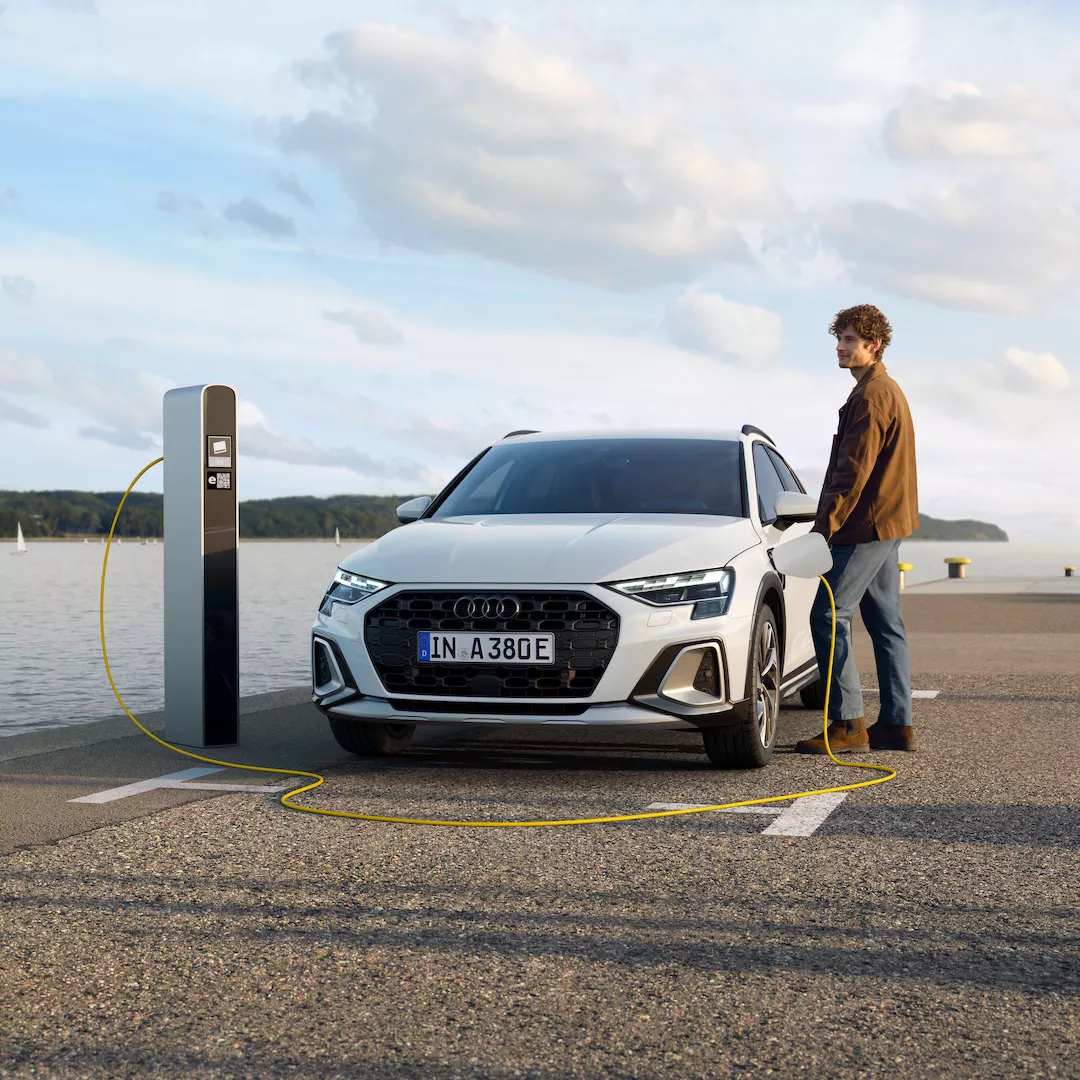Audi A3 Sportback TFSI e mentre viene collegata a una colonnina di ricarica elettrica