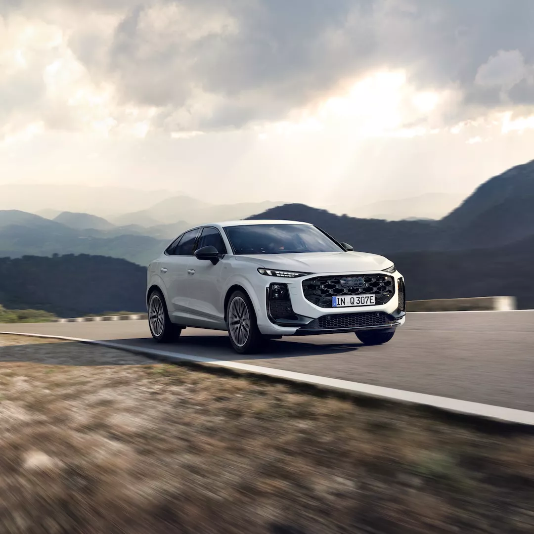 Audi Q3 e-hybrid in marcia su una strada di montagna