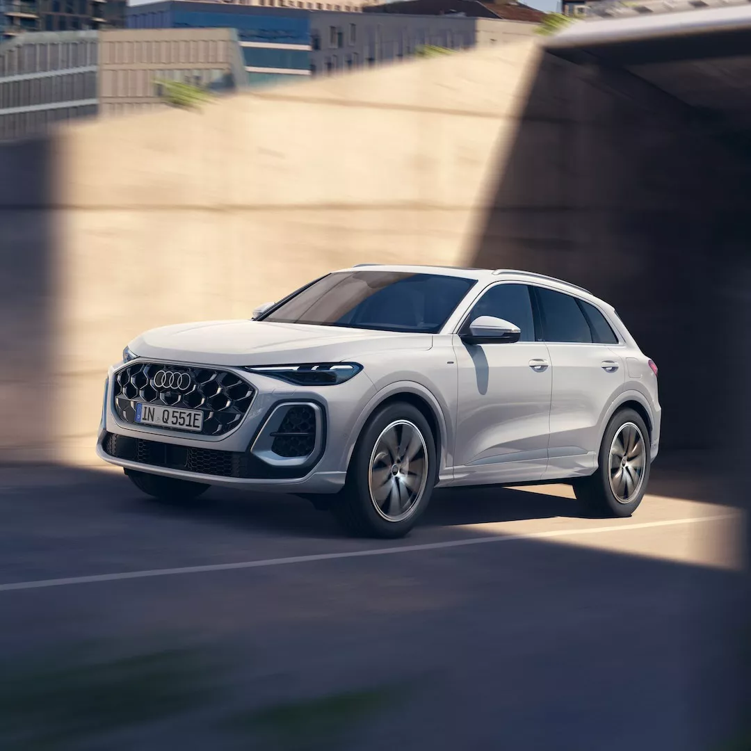 Audi Q5 e-hybrid in marcia su una strada urbana