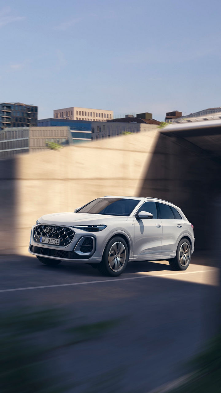 Audi Q5 e-hybrid in marcia su strada urbana