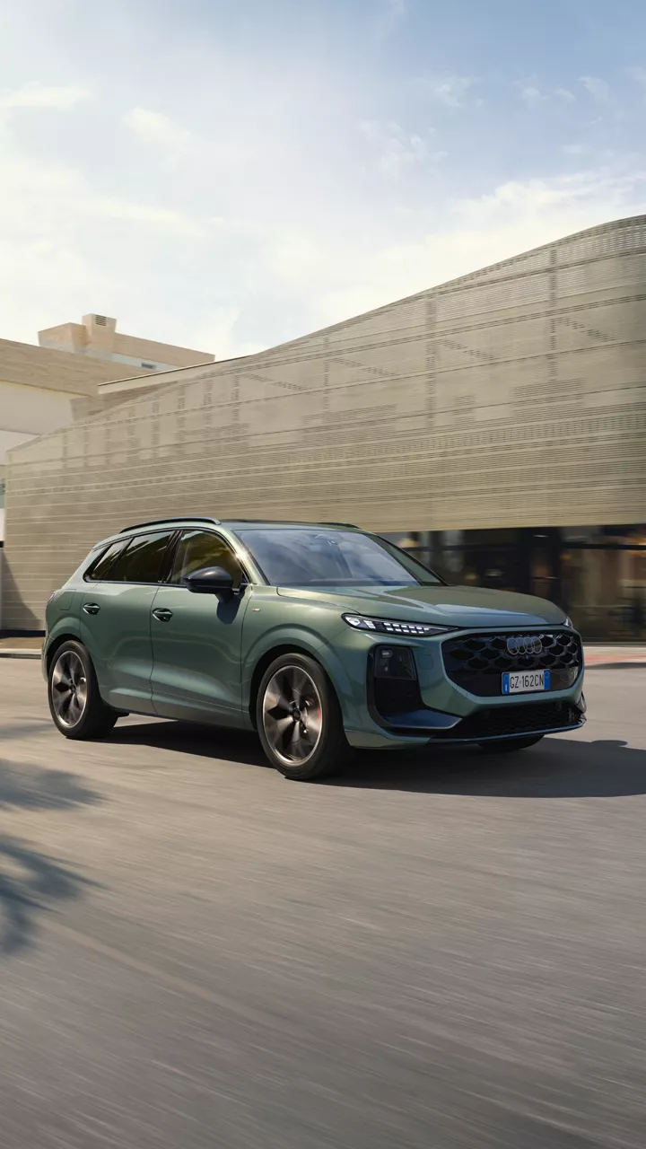 Vista 3/4 frontale dall'alto di un'Audi Q3 della Gamma Business.