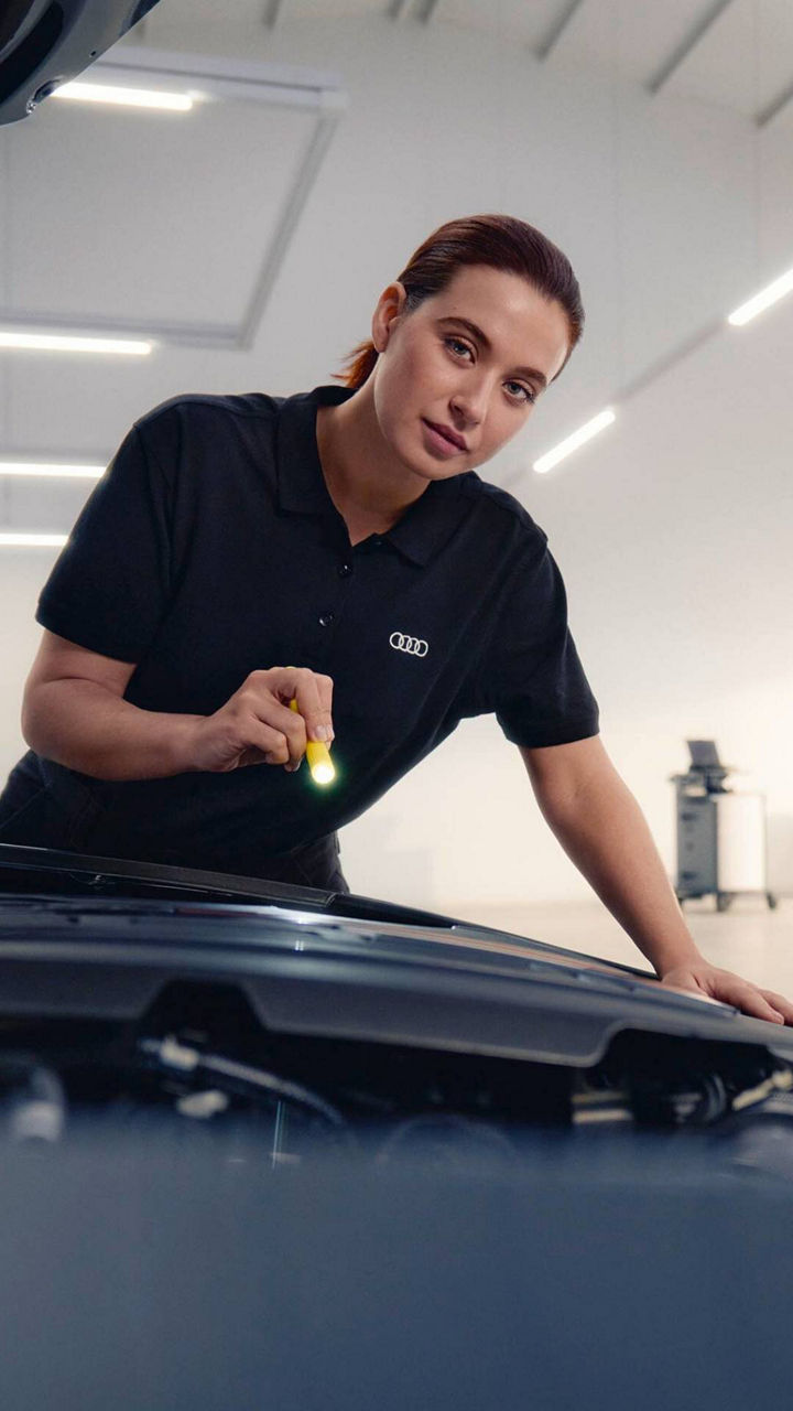 Un tecnico specializzato effettua una revisione auto ad una vettura Audi.