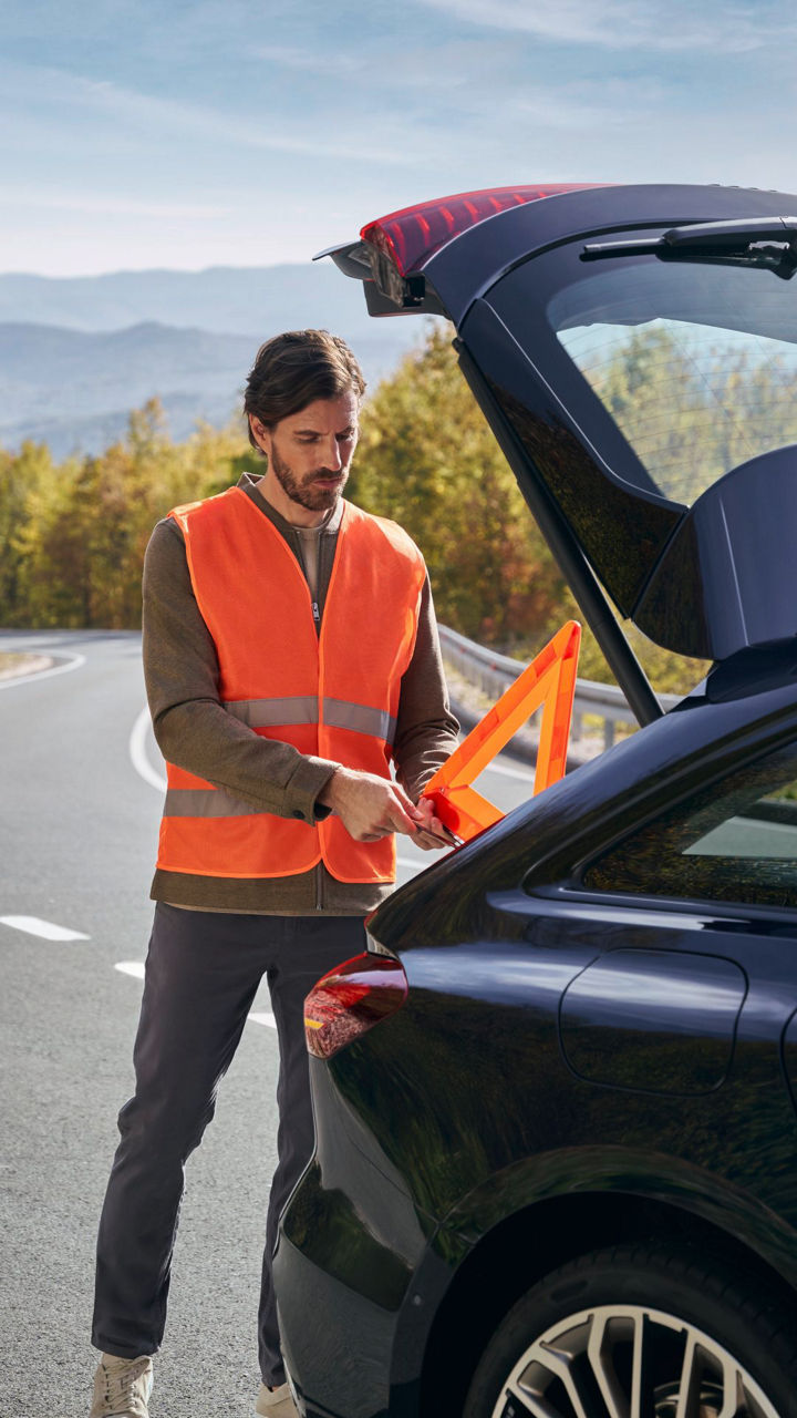 Un tecnico specializzato effettua una revisione auto ad una vettura Audi.
